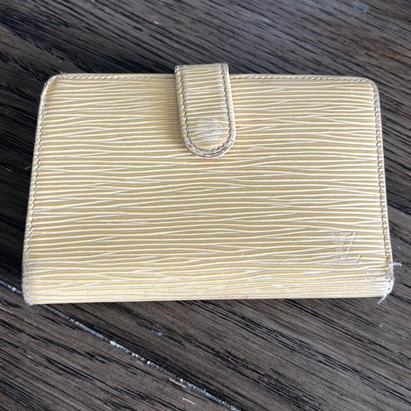 Louis Vuitton Kisslock Epi Wallet - Picture 2 of 15